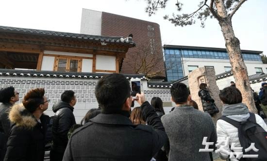 19일오후가수비와배우김태희의혼인미사로알려진서울종로구가회동성당에외국인팬들이휴대폰카메라로성당을촬영하고있다.(사진=이한형기자)