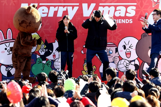 2015~2016시즌V-리그올스타전레드카펫행사에서방신봉이춤을추던모습.(사진=한국배구연맹제공)