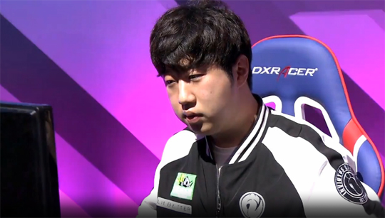 OMG를 상대로 승리한 iG의 '듀크' 이호성.(사진=LPL 중계 캡처)