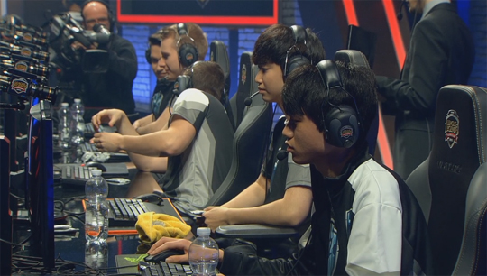 오리겐을 상대로 승리한 H2k 게이밍.(사진=LCS 중계 캡처)