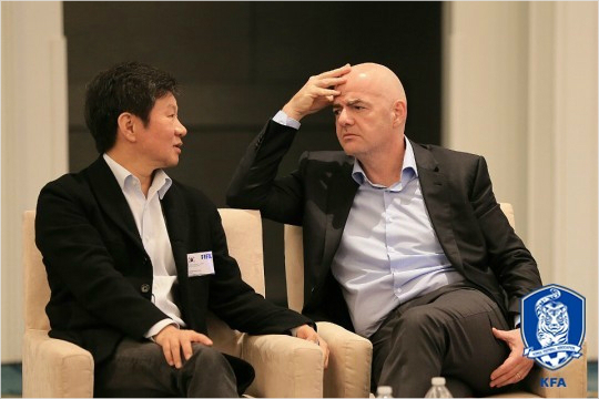 대화를나누는정몽규대한축구협회장과인판티노FIFA회장.(사진=대한축구협회제공)