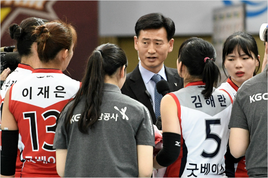 V-리그여자부KGC인삼공사의극적인변화의중심에는새롭게부임해과감한변화의바람을불어넣은서남원감독이있다.(사진=한국배구연맹제공)