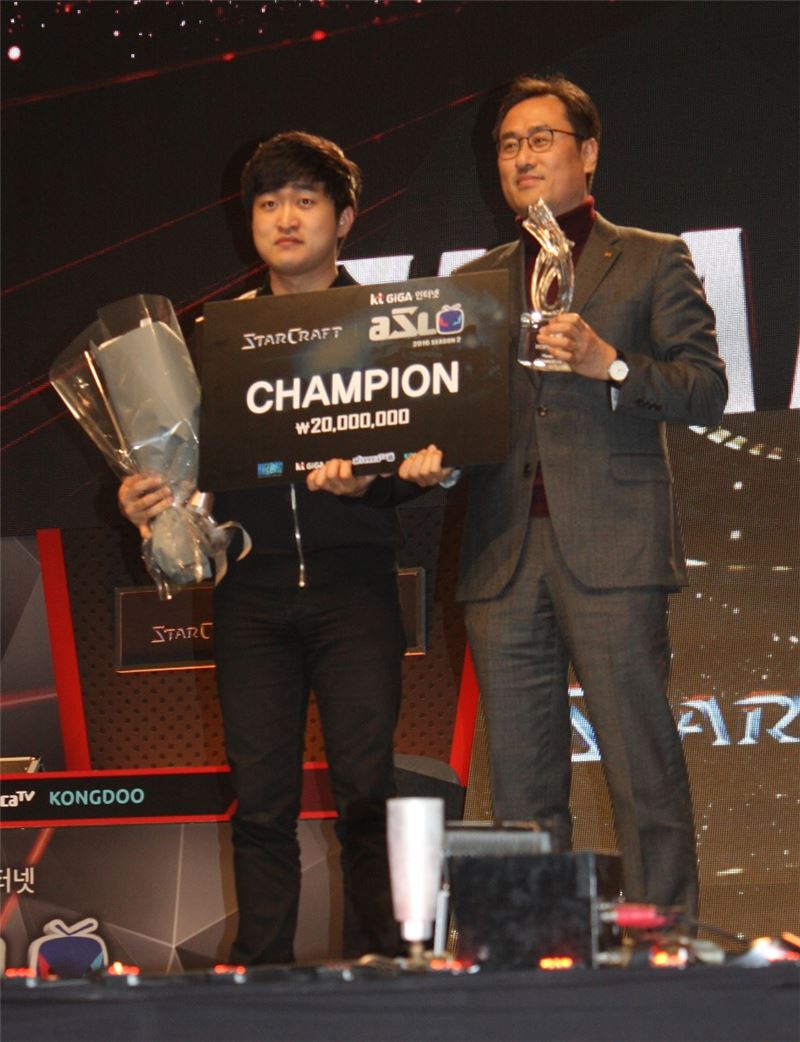 ASL 시즌2에서 우승한 이영호(왼쪽).