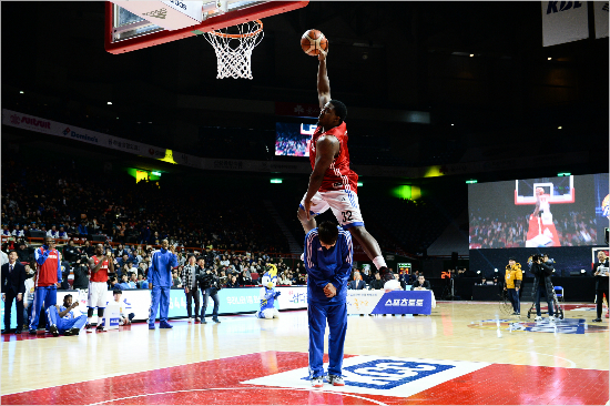 삼성의마이클크레익이22일부산에서열린올스타전덩크콘테스트외국선수부문예선에서팀동료김태술을뛰어넘어덩크를시도하고있다(사진제공=KBL)