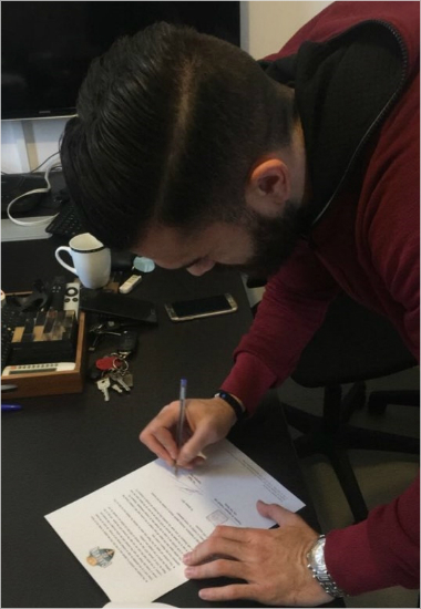 계약서에사인중인발렌티노스.(사진=강원FC제공)