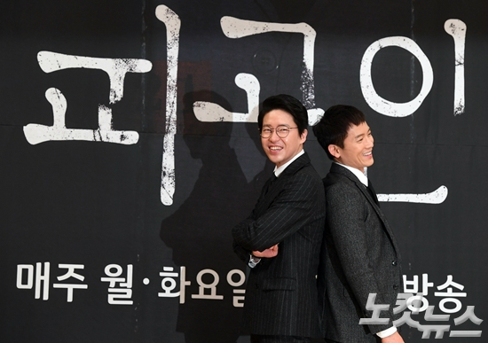 '피고인'에서희대의악인차민호역을맡은엄기준과사형수누명을쓴검사박정우역을맡은지성이포즈를취하고있는모습(사진=황진환기자)