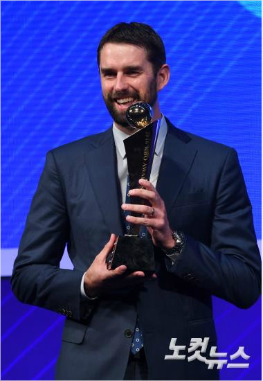 KBO리그외국선수로는처음으로연봉200만달러를돌파한두산에이스더스틴니퍼트.사진은지난해정규리그MVP에올라트로피를들고포즈를취한모습.(자료사진=이한형기자)