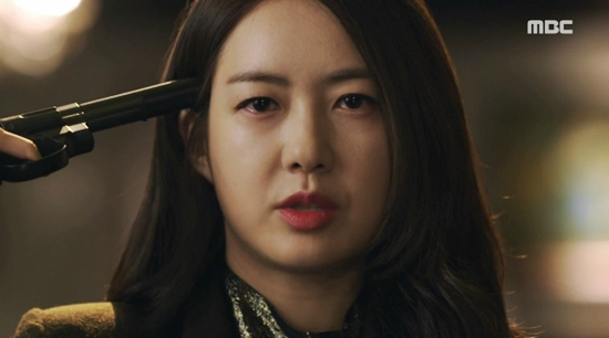 이요원은아버지가빌려준돈을대신받으러갔을때돈가방을사이에두고러시안룰렛게임을하는장면을명장면으로꼽았다.(사진='불야성'캡처)
