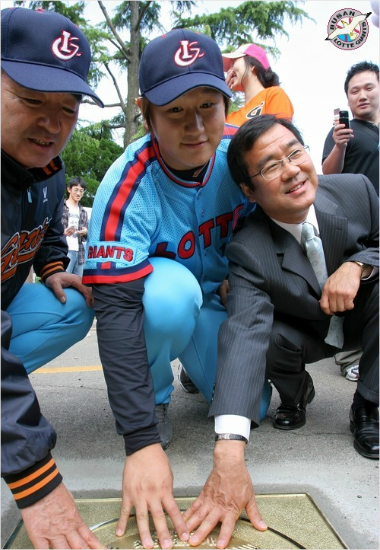 이대호가롯데시절사직구장에서장외홈런을친뒤핸드프린팅행사에나선모습.왼쪽은당시강병철감독,오른쪽은이상구단장.(자료사진=롯데_