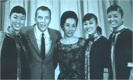 1963년미국TV쇼'에드설리번쇼'에출연한김시스터즈(왼쪽부터김숙자,에드설리번,이난영,김민자,김애자/사진=인디라인제공)