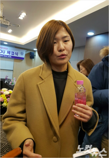 여자축구국가대표공격수지소연은사상첫평양원정을앞두고지금까지단한번도이겨본적없는북한을꺾고여자아시안컵본선진출권을가져온다는분명한각오를선보였다.오해원기자