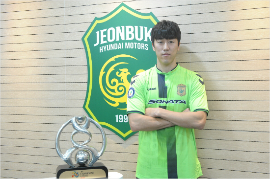 새롭게전북유니폼을입은수비수이재성.(사진=전북현대제공)