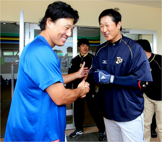 '전설의오버랩'24일롯데와전격계약하며6년만에한국무대로복귀하는이대호(오른쪽)는5년전삼성으로복귀한이승엽의행보와비슷하다.사진은삼성으로복귀한이승엽이2012년오키나와전지훈련에서오릭스로진출한이대호와인사를나누는모습.(자료사진=삼성)