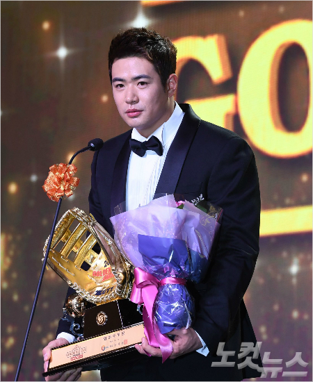 '2016KBO골든글러브시상식'에서외야수부분골든글러브를수상한두산김재환은올해구단사상최고인상률까지기록했다.(자료사진=이한형기자)