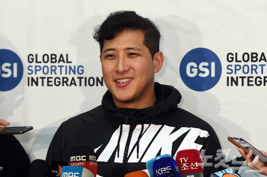 미국프로야구메이저리그(MLB)샌프란시스코자이언츠에입단하는황재균이25일오전인천국제공항을통해LA로출국하기전인터뷰를갖고있다.(사진=황진환기자)