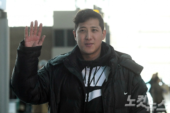 미국프로야구메이저리그(MLB)샌프란시스코자이언츠에입단하는황재균이25일오전인천국제공항을통해LA로출국하기위해들어서고있다.(사진=황진환기자)