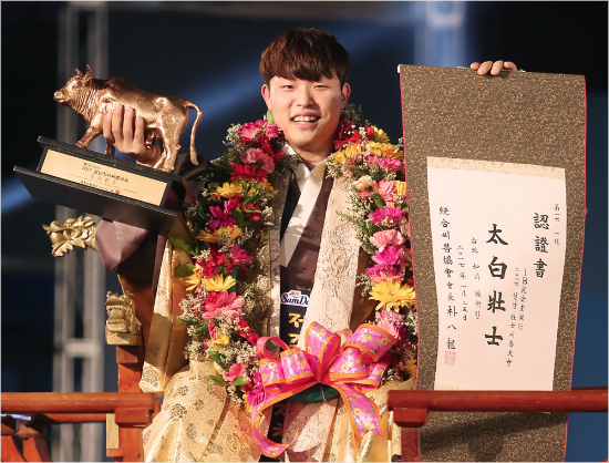 김성용이25일설날장사대회태백급결승에서김성하를꺾고우승한뒤꽃가마에올라황소트로피와장사인증서를들고포즈를취하고있다.(예산=대한씨름협회)