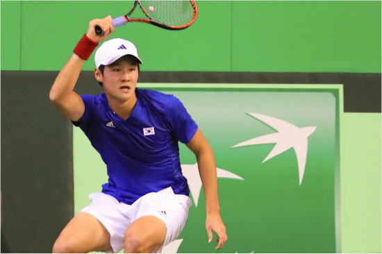 '사력을다했지만'남자테니스국가대표권순우가5일데이비스컵지역예선1회전3단식에서우즈베키스탄이스토민을상대로포핸드스트로크를날리는모습.(김천=대한테니스협회)