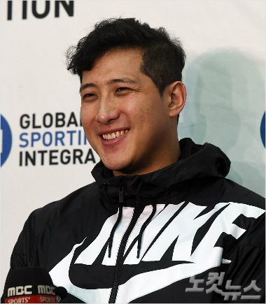 미국프로야구메이저리그(MLB)샌프란시스코자이언츠에입단하는황재균이1월25일오전인천국제공항을통해LA로출국하기전인터뷰를갖고있다(사진=노컷뉴스)