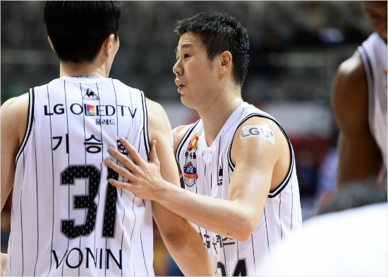창원LG김종규의부상으로어깨가더무거워진조성민(사진오른쪽)과기승호(사진=KBL)