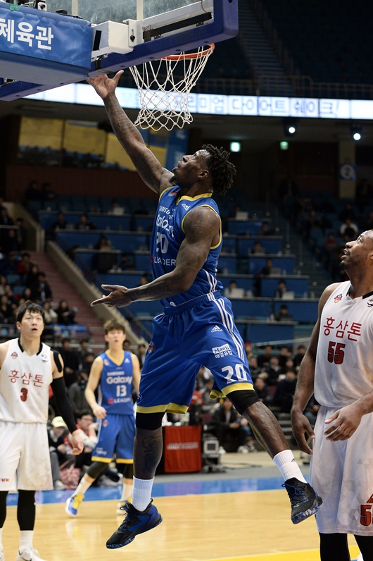 골밑슛을넣는라틀리프.사진=KBL제공