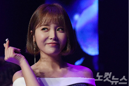 가수홍진영이9일오후서울합정동메세나폴리스에서열린싱글앨범'사랑한다안한다'쇼케이스에서열창하고있다.박종민기자