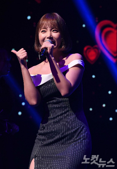 가수홍진영이9일오후서울합정동메세나폴리스에서열린싱글앨범'사랑한다안한다'쇼케이스에서열창하고있다.박종민기자
