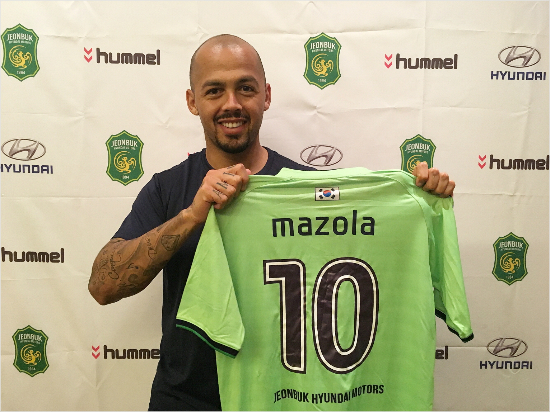 전북은브라질출신공격수마졸라를영입해2017시즌공격진을완성했다.브라질과유럽,아시아를두루거친마졸라는기존의힘있는전북공격진과다른유형의공격자원이라는평가다.(사진=전북현대제공)