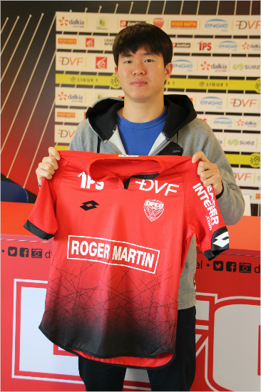 겨울이적시장에서프랑스리그1디종FCO유니폼을입은권창훈은2경기연속교체명단에이름을올렸지만실제그라운드를밟는데실패했다.(사진=디종FCO제공)