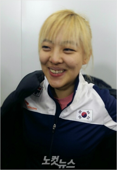 '달덩이미소'김보름이12일ISU스피드스케이팅종목별세계선수권대회여자매스스타트에서우승한뒤취재진과인터뷰에서환하게웃고있다.(강릉=노컷뉴스)
