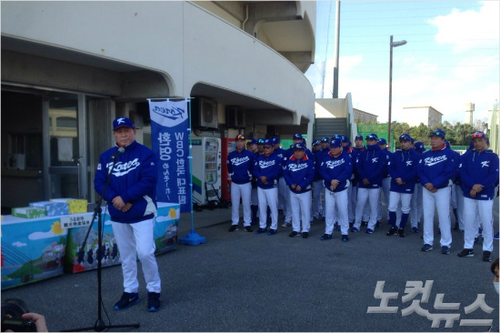 김인식WBC대표팀감독이13일오전일본오키나와현우루마시구시카와구장앞에서열린우루마시의환영행사에서인사말을하고있다(사진=노컷뉴스)