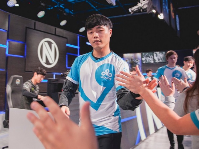 C9 선수들이 승리한 뒤 관중들과 하이파이브하고 있다(사진=라이엇게임즈 제공).