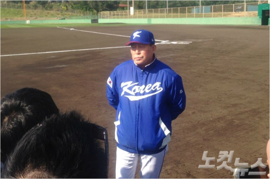 김인식WBC대표팀감독이13일일본오키나와현우루마시구시카와구장에서취재진과만나대화를나누고있다(사진=노컷뉴스)