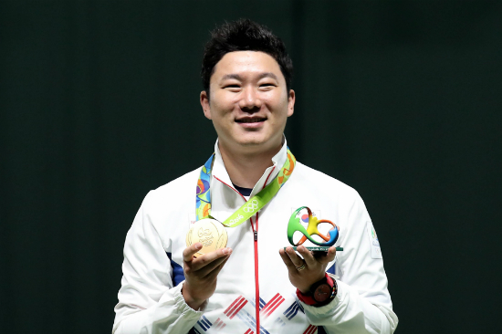 2016리우올림픽사격남자권총50m에서금메달을따내며사격역사상최초로올림픽3연패를달성한진종오가제22회코카콜라체육대상에서최우수선수상을차지했다.(올림픽사진공동취재단)