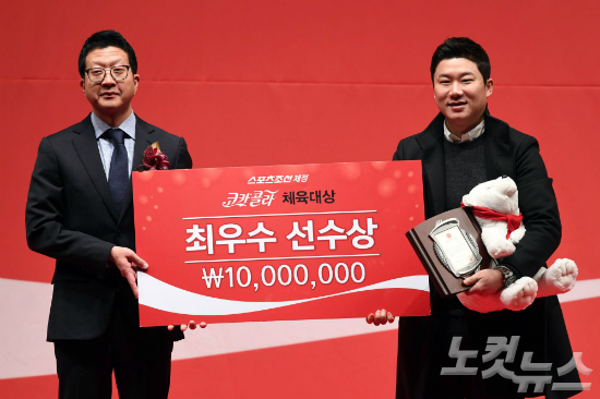 14일오전서울소공동웨스틴조선호텔에서열린‘제22회코카콜라체육대상’시상식에참석한리우올림픽사격대표진종오(오른쪽)가최우수선수상을수상하고있다.(사진=황진환기자)