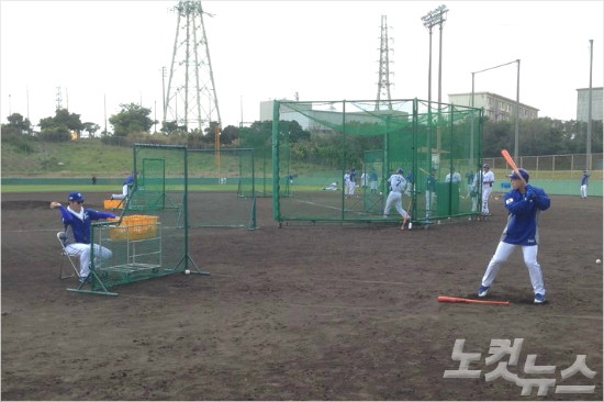 WBC야구국가대표팀손아섭(사진오른쪽)이이순철코치와함께타격훈련을하고있다(사진=노컷뉴스)