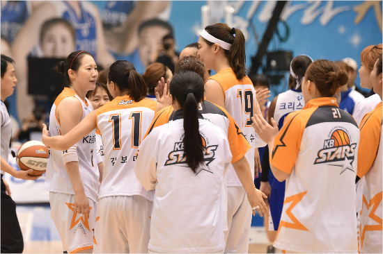 "이대로플레이오프로가자."무서운상승세로공동4위까지올라선KB스타즈.(사진=WKBL제공)