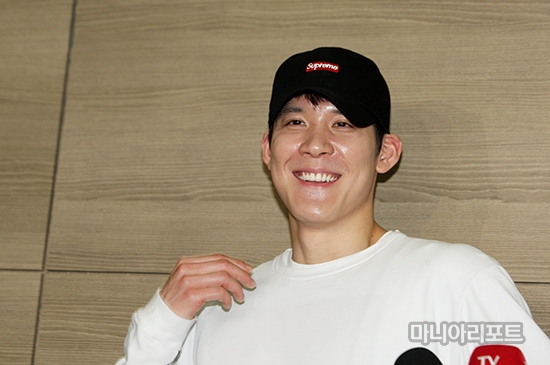 박태환이출국기자회견도중환하게웃고있다.인천공항=김상민기자