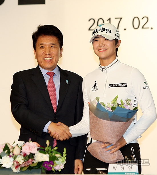 박성현이KEB하나은행의함영주은행장과조인식에서악수하고있다.김상민기자