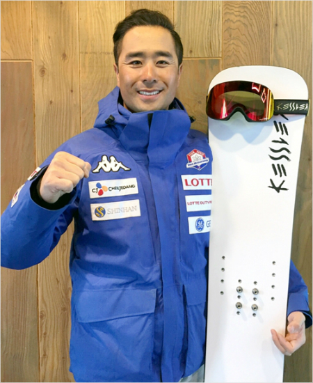 '검게그을린하관'이상호감독은1년중10개월정도를선수들과보내며각종경기와훈련을소화한다.고글로자외선을차단하는눈위와아래다른피부색은그동안의힘든일정을나타낸다.(자료사진=대한스키협회)