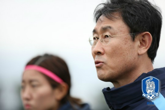 한국여자축구대표팀사령탑윤덕여감독이키프로스컵에서북한과맞붙고싶다는바람을드러냈다.(사진=대한축구연맹제공)
