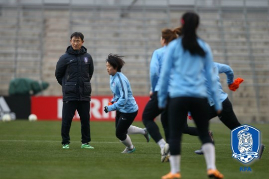 한국여자축구대표팀을이끄는윤덕여감독은키프로스컵을통해4월에있을북한전을대비할계획이다.(사진=대한축구연맹제공)
