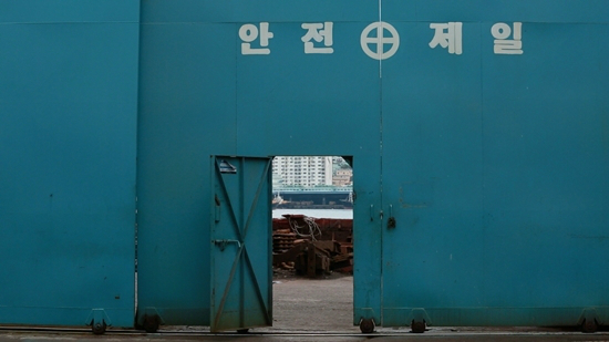 '그림자들의섬'한장면(사진=시네마달제공)