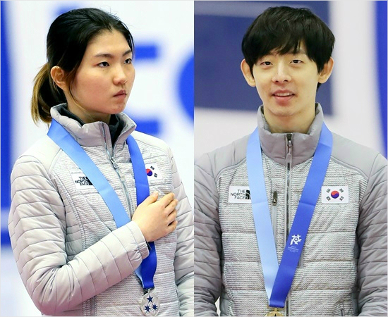 '애국가만듣는다면...'쇼트트랙여자,남자팀주장심석희(왼쪽)과이정수가20일삿포로아시안게임1500m에서각각은메달과동메달을목에걸고시상식을치르고있다.(삿포로=대한체육회)