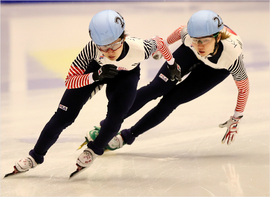 '스퍼트의대결'최민정(왼쪽)이20일여자1500m결승에서막판심석희를제치고1위로올라서고있다.(삿포로=대한체육회)