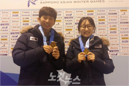 '너희들,우리잊으면안돼'박세영(왼쪽)과최민정이20일남녀1500m금메달을목에건뒤활짝웃고있다.(삿포로=노컷뉴스)