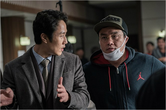 영화'재심'에서변호사준영역을맡은배우정우와김태윤감독.(사진=오퍼스픽쳐스제공)