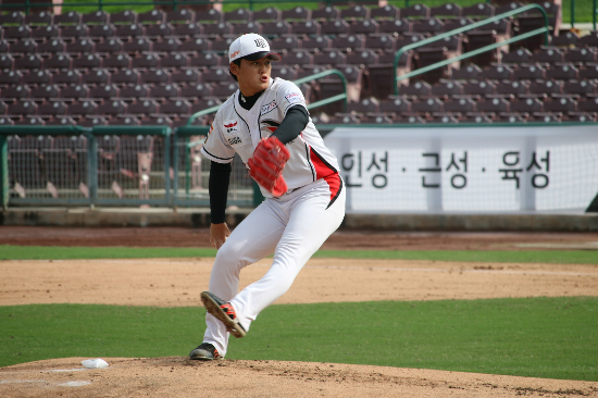 kt위즈의선발투수주권이21일(한국시각)미국로스앤젤레스샌버나디노샌마뉴엘구장에서열린미국마이너리그연합팀과평가전에서투구를하고있다.(사진=kt위즈제공)