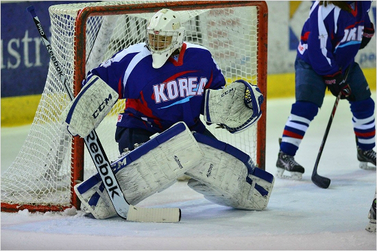 한국여자아이스하키의주전골리신소정은2013년캐나다대학리그에스카우트돼현재북미여자프로리그에서활약하며단연돋보이는국제무대경험을자랑한다.(사진=대한아이스하키협회제공)