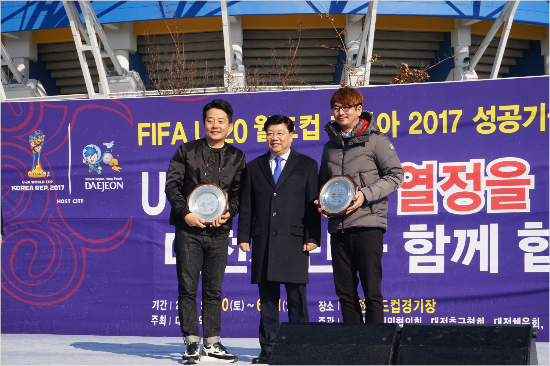 대전출신개그맨김준호(왼쪽)와조윤호(오른쪽)는오는5월열릴국제축구연맹20세이하월드컵의개최도시인대전광역시의홍보대사로위촉돼성공적인대회에힘을보탠다.(사진=대한축구협회제공)